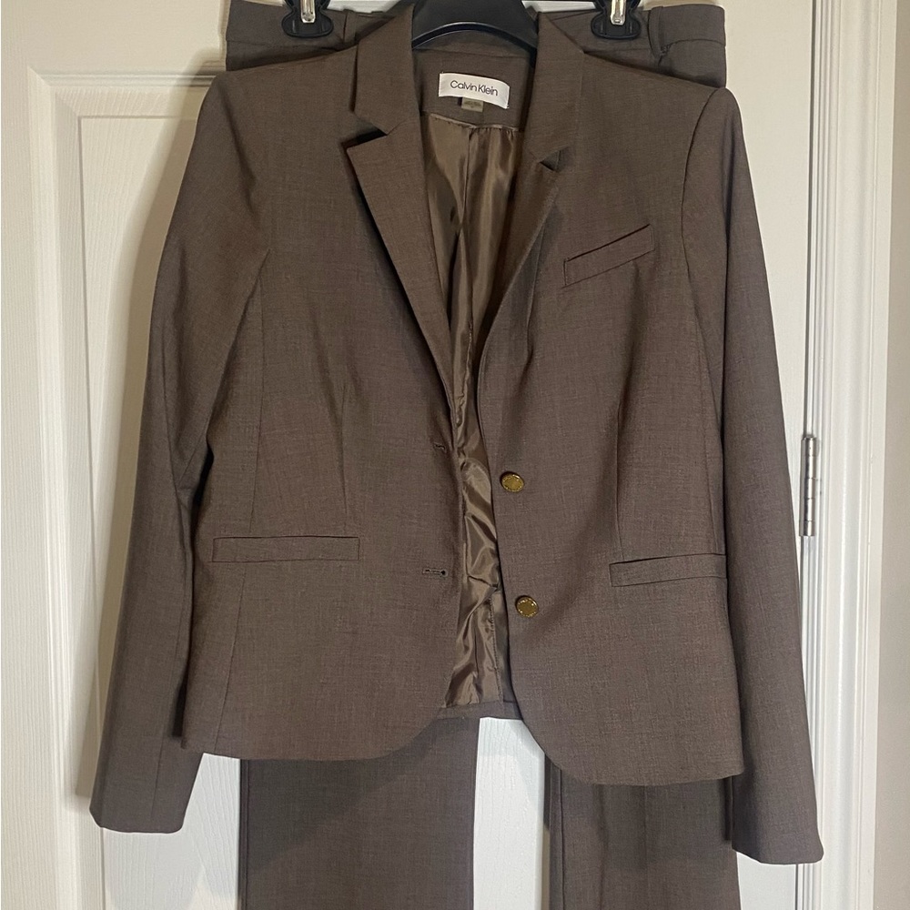 Calvin Klein Women’s 2 piece suit